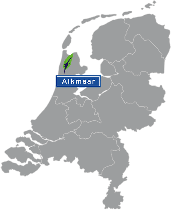 Landkaart Nederland grijs - locatie zakelijke maatwerk taalcursus Alkmaar aangegeven met blauw plaatsnaambord met witte letters en Dagnall veer - op transparante achtergrond - 600 * 733 pixels